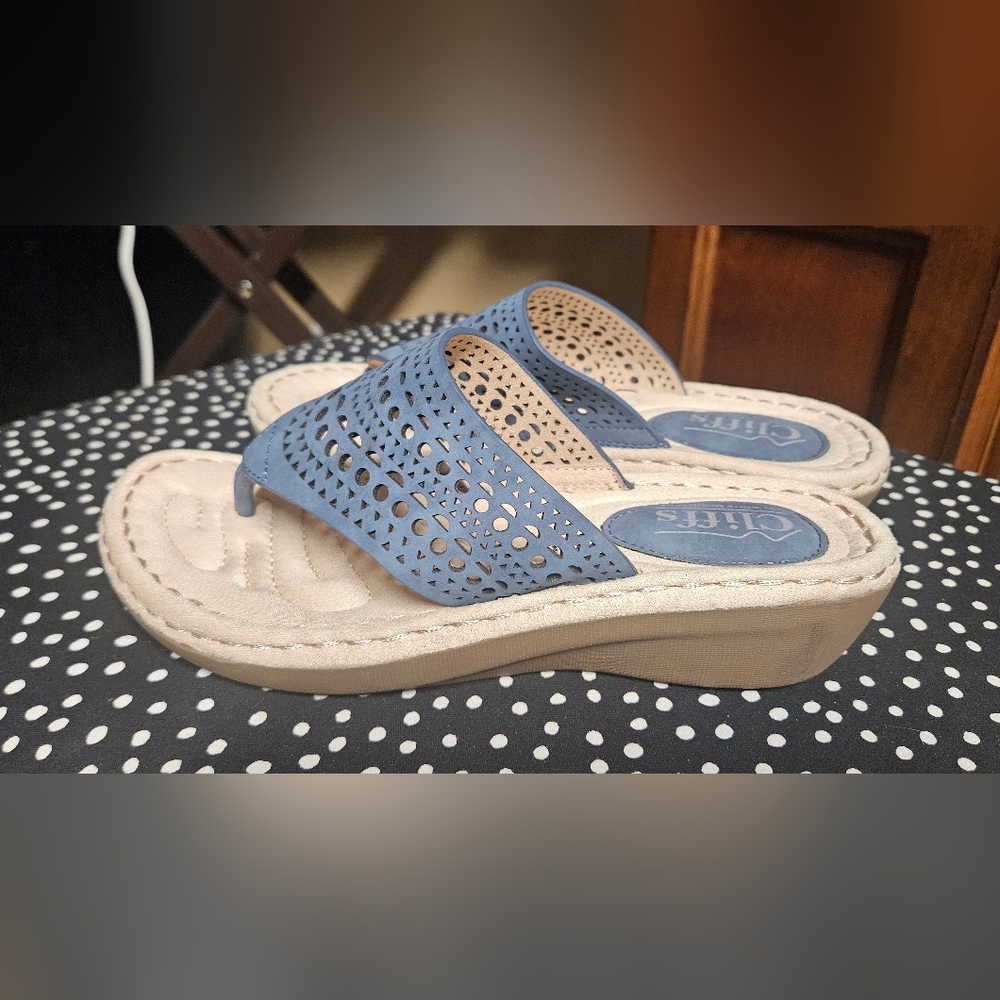 Women's CLIFFS WHITE MOUNTAIN Blue and Tan Sandals NWOT